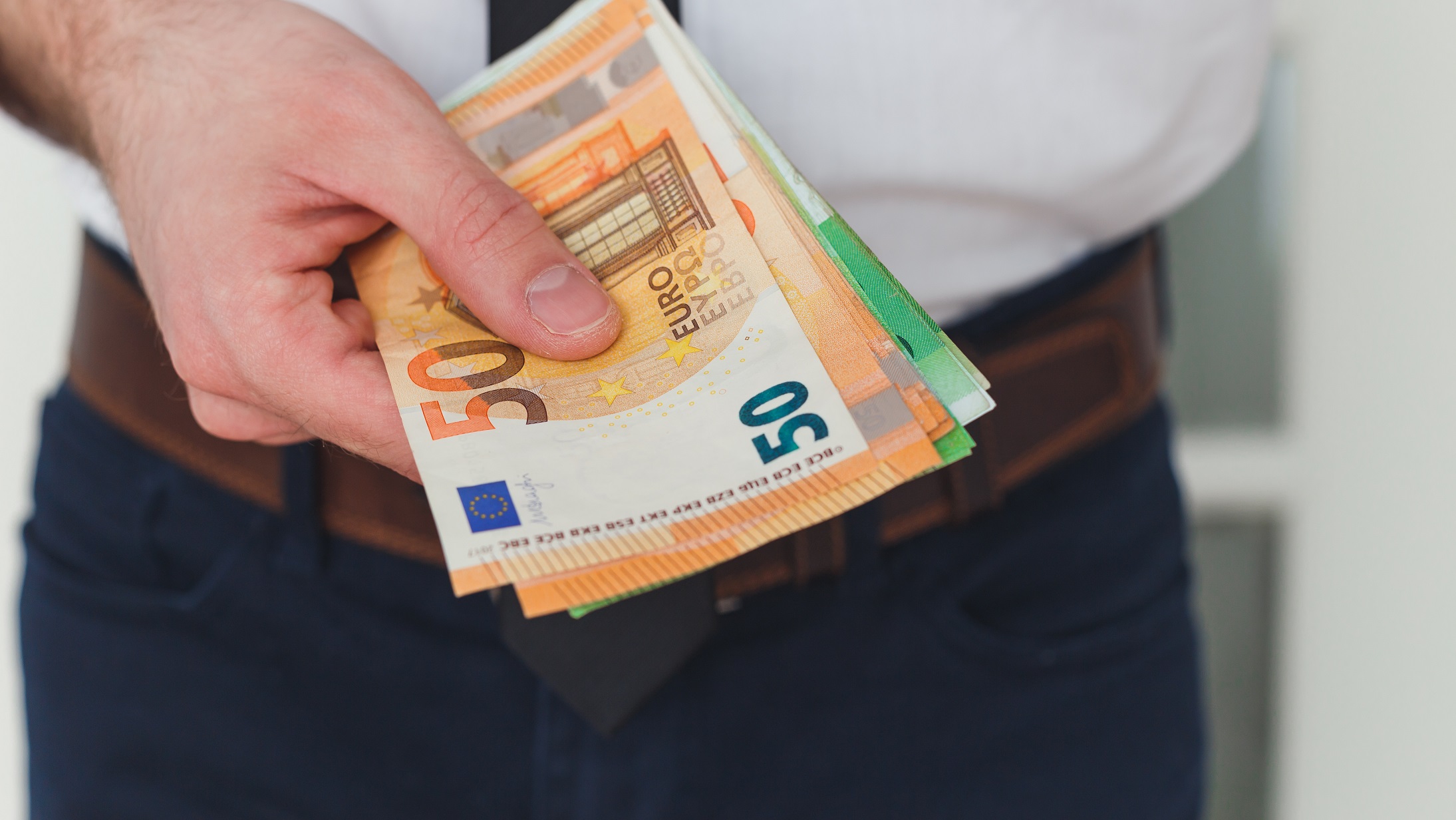 Kursi i euros bie serish, prek nje rekord te ri minimumi historik